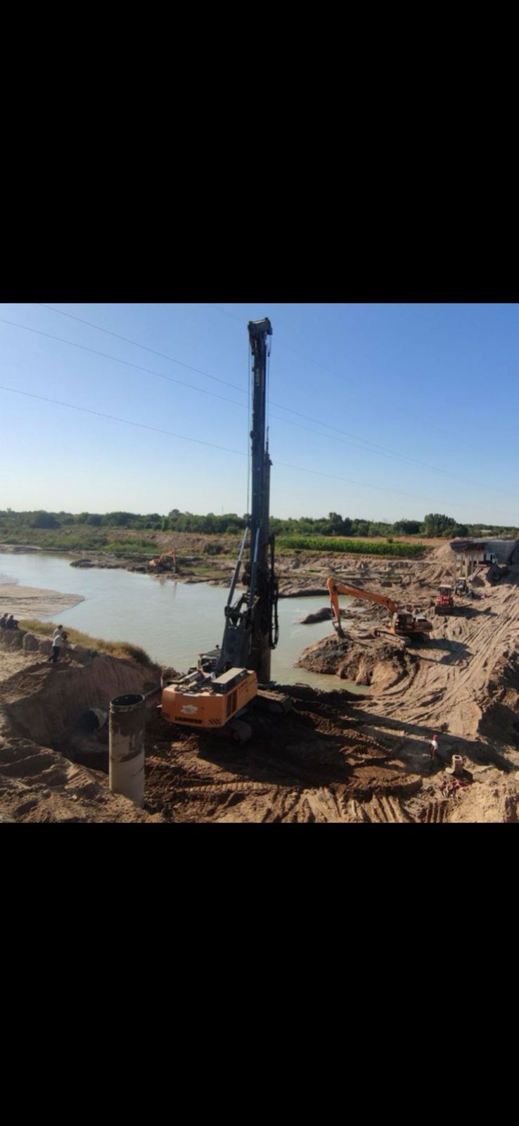 Rig lowering pile into position